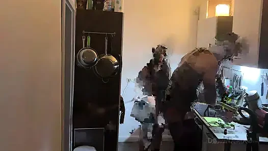 Mutfakta yumruk sokma çılgınlığı - olgun sürtükler geniş genişliyor