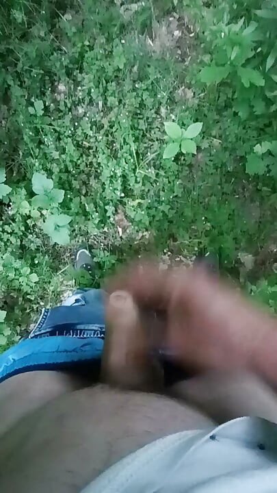 Дрочить навколо людей