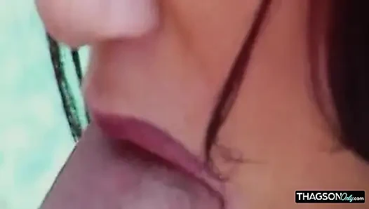 Havuz kenarındaki esmer orta yaşlı seksi kadın yoğun sikişten ıslak