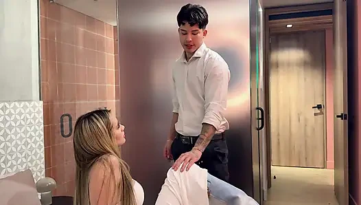 Грудастый Агент По Недвижимости Убеждает Своего Клиента Совершить Покупку, Делая Ему Хороший Минет На Члене