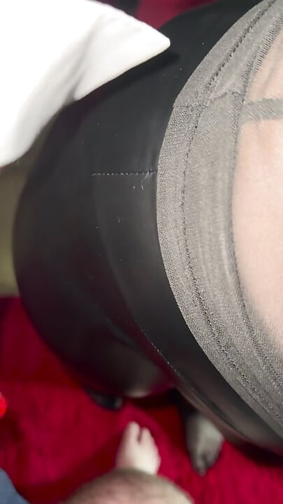 סטודנטית שובבה מוצצת לפרופסור ומתחננת שיגמור על מכנסי העור שלה