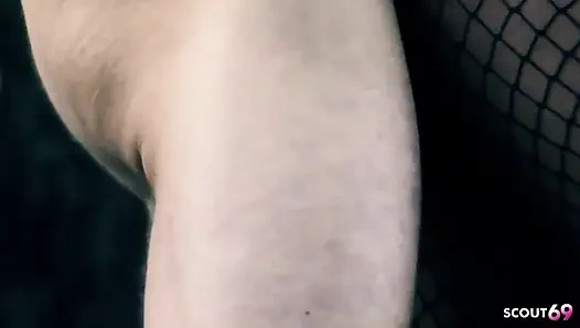 Ateşli cosplay orta yaşlı seksi kadın yoha açık havada sıkı amcığında büyük bir yarakla sikiliyor