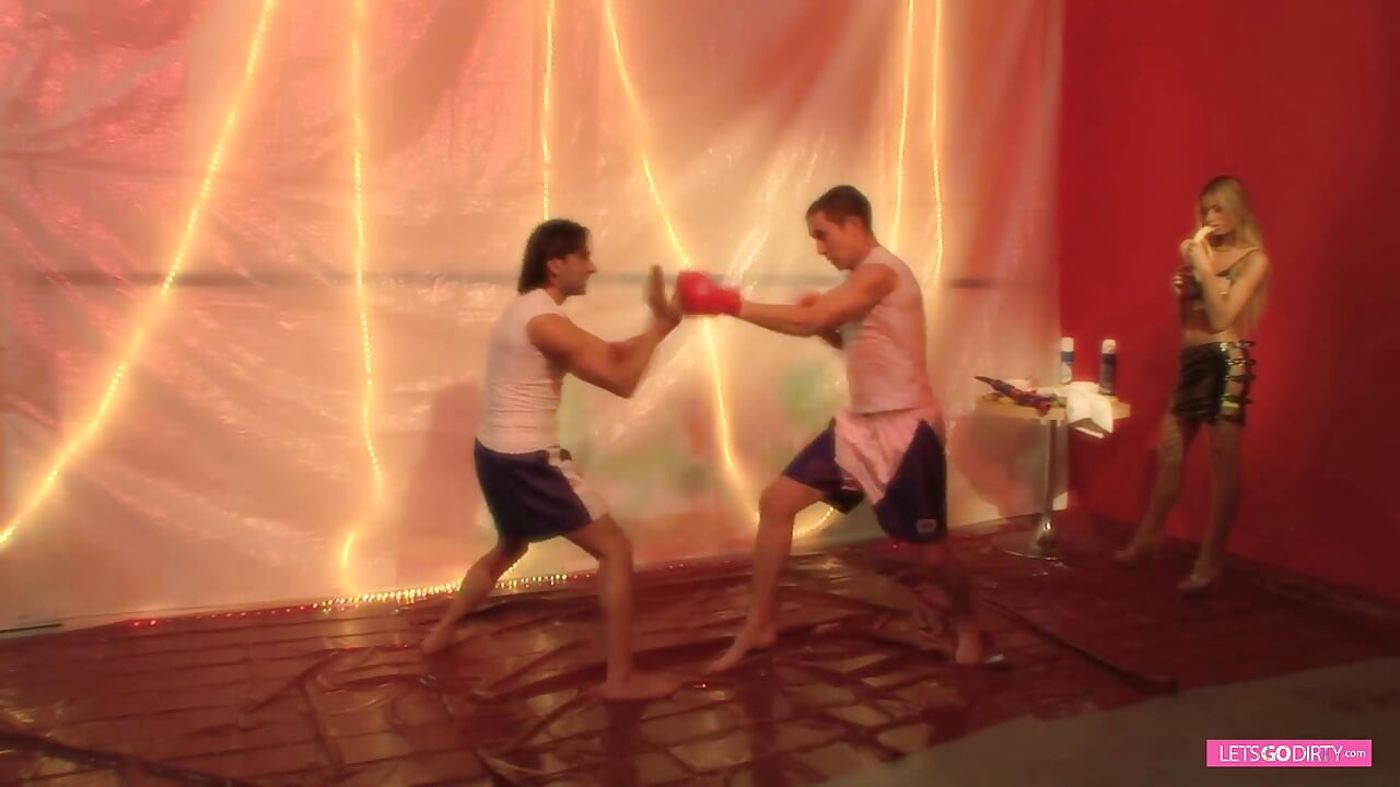 Rommelige trio-actie met hete blonde babe