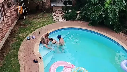 Meine nachbarn beim ficken beim fliegen mit meiner Drohne erwischt