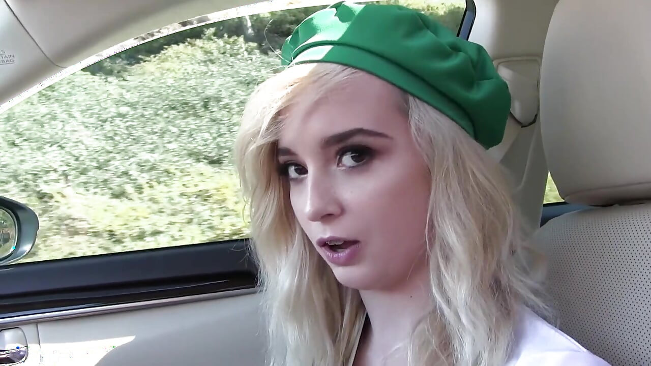 Lexi Lore puxa sua calcinha rosa para o lado para que ele possa deslizar seu pau