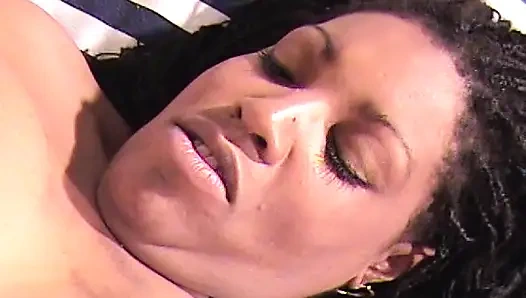 Pelacur gemuk kulit hitam lagi pamer keahlian sepong kontolnya