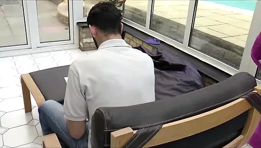 Büyük memeli orta yaşlı seksi kadın erkekleri göğüslerine boşaltıyor.