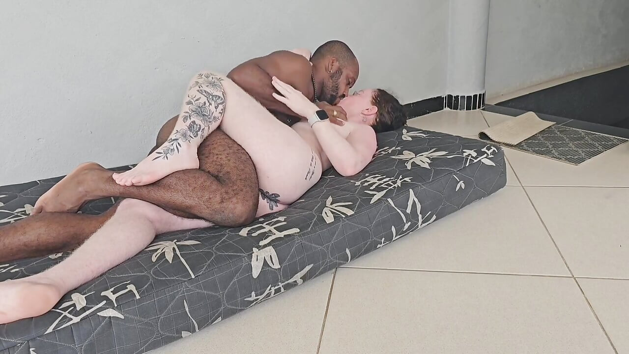 Büyük memeli bir sarışın tutkuyla sikiliyor ve içine boşalmasına izin veriyor