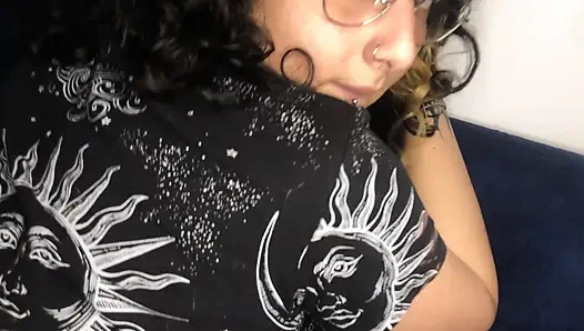 Aku mergokin saudara tiriku yang binal lagi asik masturbasi sebelum aku ngasih dia kehidupan sebagai pelacur | POV- Mey Mey