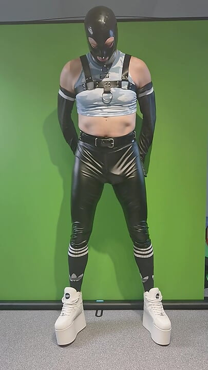 Roupa rave, sapatos da torre buffalo, arreios, leggings, luvas de látex e máscara. Inserindo plug anal usando precum