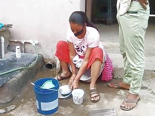 Sora vitregă indiană Sonia curăța vasele, văzând că înălțimea mea și-a făcut vremea, a început să-mi călărească