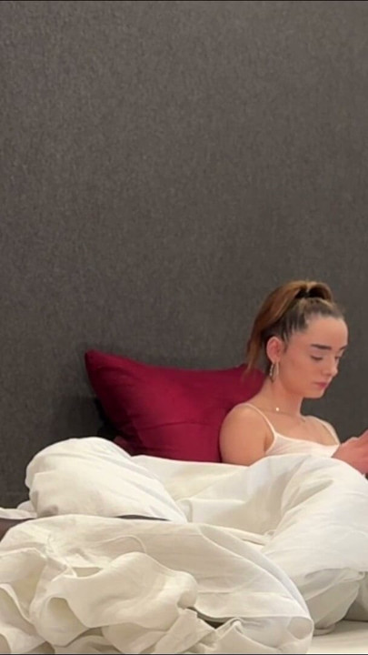 Kleine heisse enge Fotze Alice und ihre BFF Lilly zuhause ohne Hösli mit Miniröckli zeigt Beine und Füsse | Clip 1