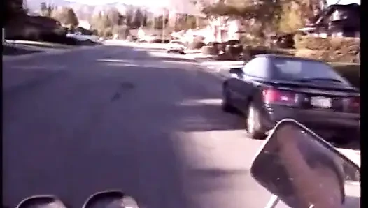 Reife biker-schlampe Jordan Lee bückt sich und bekommt ihre muschi von hinten geritten