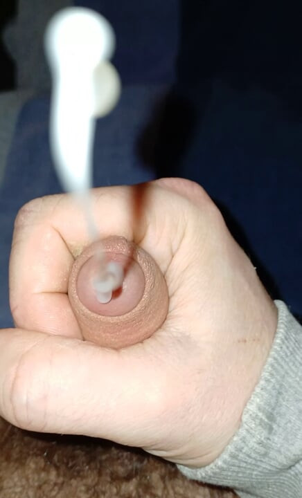 Mala neobrezana fontana sperme kurca izbliza prepucija masturbira u POV-u