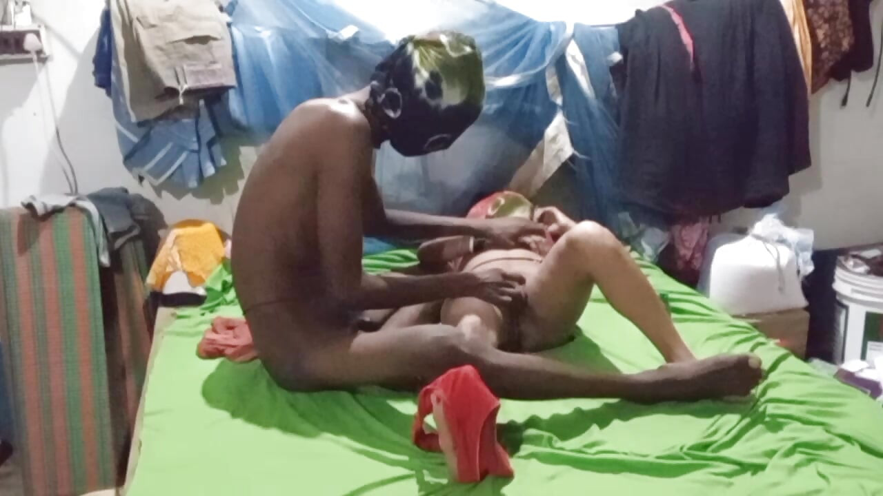Padosi desi aunty ki chut mein ungali kiya bade maje se