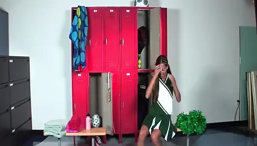 Kara tai si pemandu sorak Asia lagi asik muasin memeknya pakai mainan seks