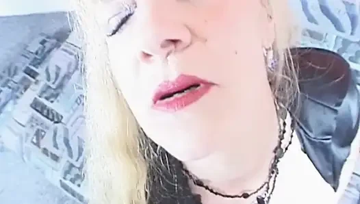 Lateksli Fransız orta yaşlı seksi kadın yüzünden sikiliyor