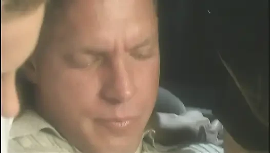 Блондинка-шлюшка обожает глубокую глотку