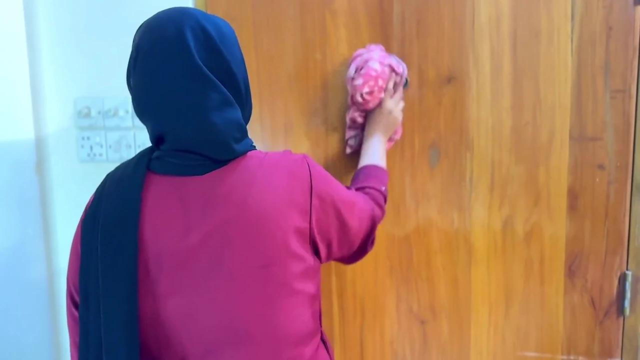 Üvey baba evde olmadığında üvey oğlu üvey annesini çok kötü sikiyor