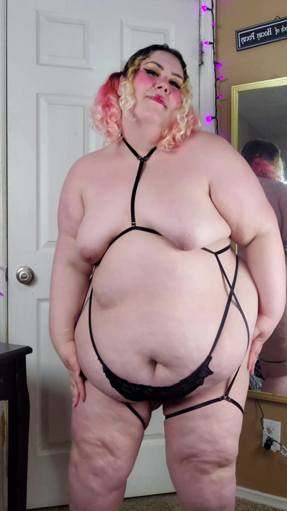 Jiggly titties and a peek of hairy armpit for all the perverts out there