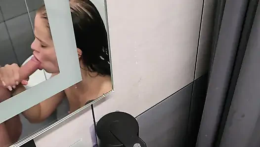 Yurt odasındaki komşu dildoyla kendini sikiyor. Ona sikimi verdim.