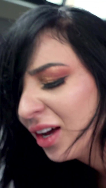 Awek cantik yang bertetek besar dijemput untuk seks dubur kasar Bangvan