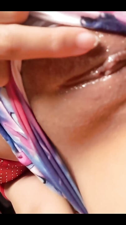 Masturbation - une coquine montre son cul en train de se masturber la chatte