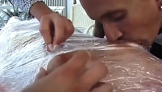 Plastik sarılmış olgun sürtük azgın çift tarafından yalanıyor ve yüzüne boşalıyor