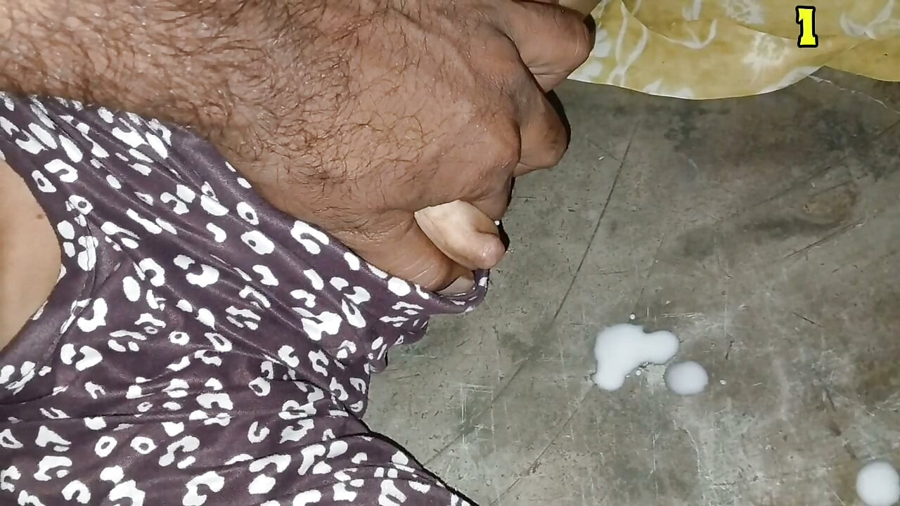 Irmã postiça divide a cama à noite e aperta os peitos