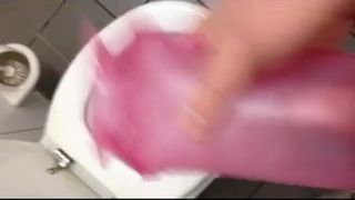 Jebana podróżna cipka w publicznej toalecie i orgazm