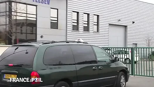 Шлюховатая брюнетка соблазняет консервативного бизнесмена