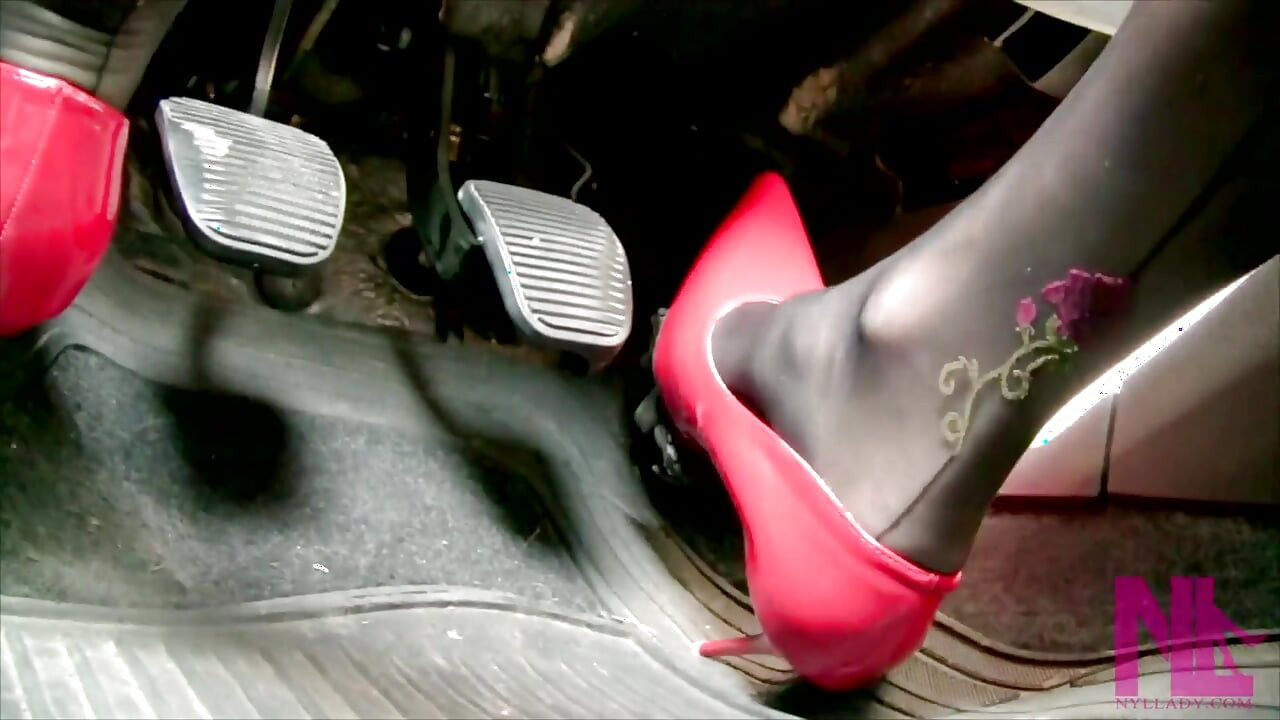 Conducir en scarlet patent pumps y medias de Phillipe Matignone Rosed