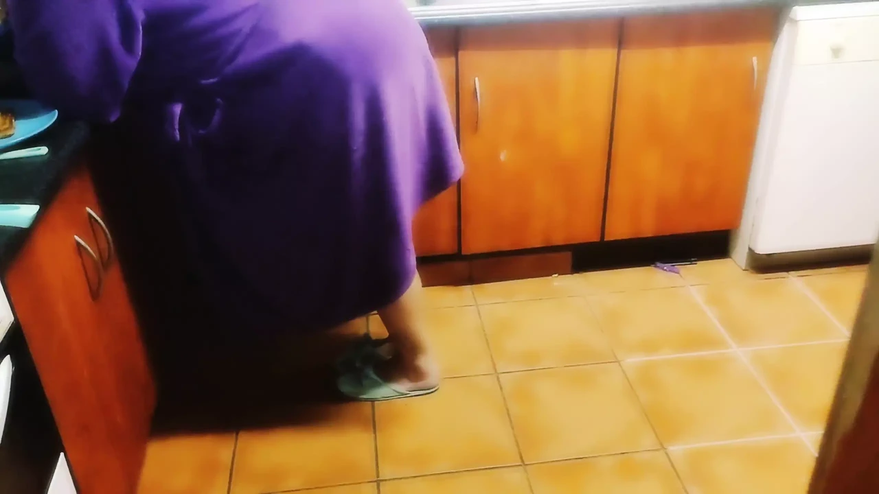 继母在厨房准备食物，我想操