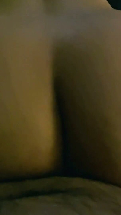 Peituda jovem milf fodida em seu sutiã esportivo preto depois do treino de academia, seus peitos grandes saltando como loucos | Clipe 1