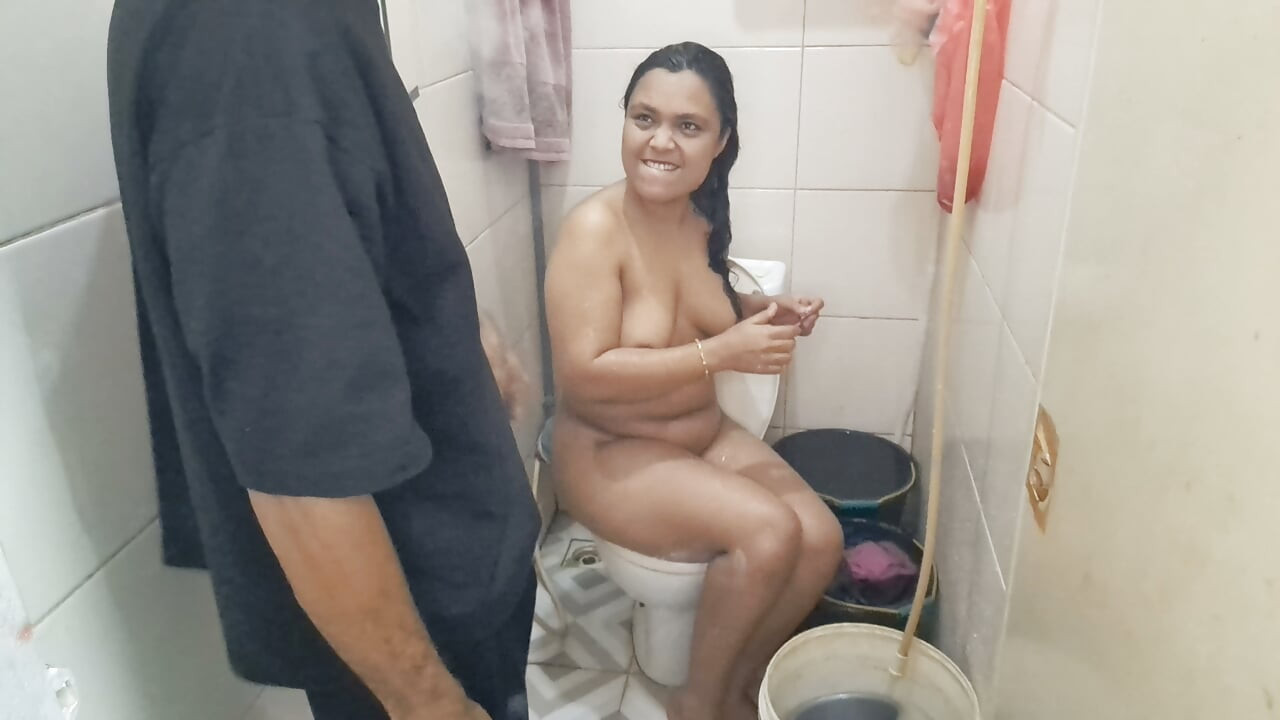 Žena, která se sprchuje ve vaně