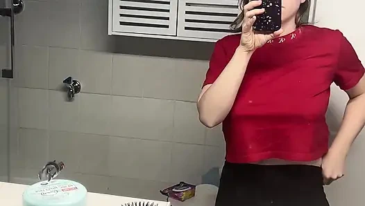 Payudara dimanjakan dan dilumasi secara ekstensif