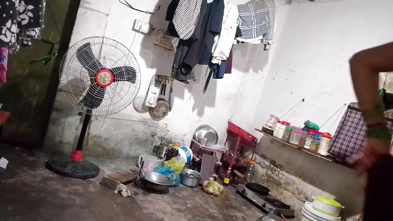 Hermanastra chupando la polla del hermanastro y haciendo agua en sus tetas en audio hindi