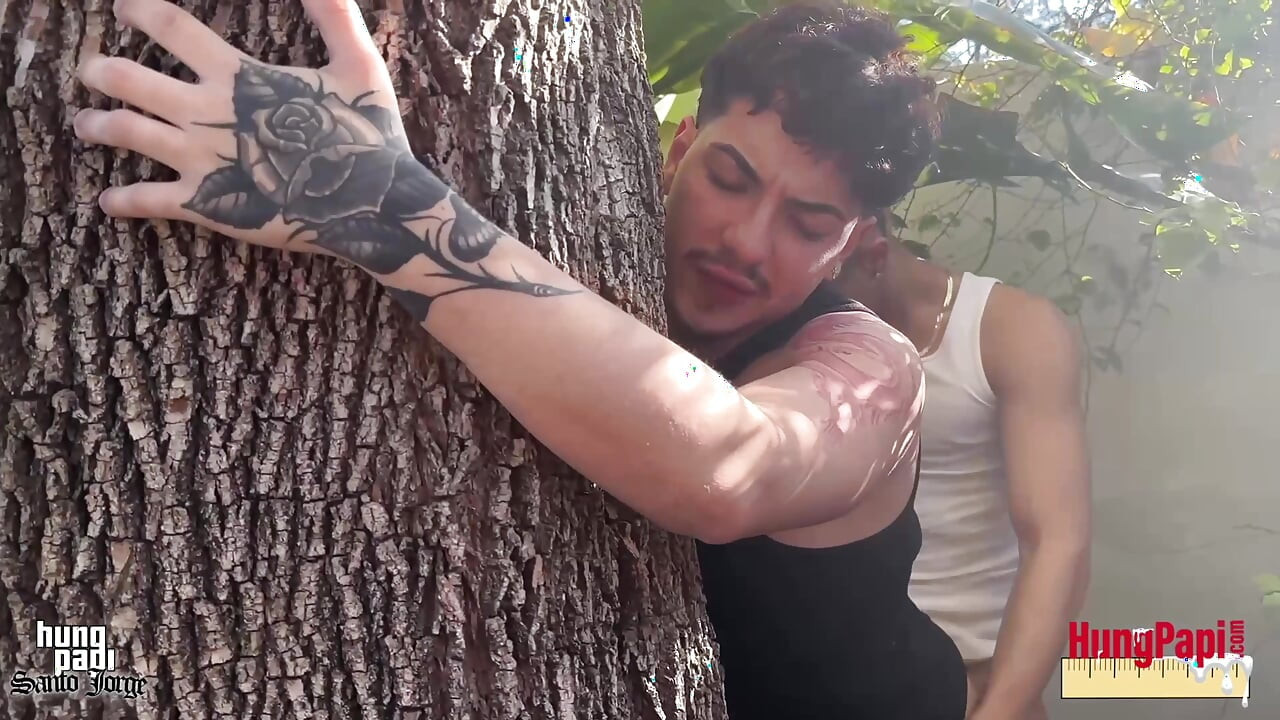 Follando a tope árbol huggers gay anal corrida profunda preñada Papi Santo Jorge dotado