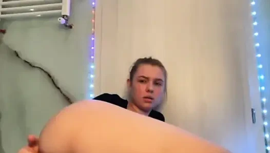 Анальный трах пальцами и игра с тугой розовой киской