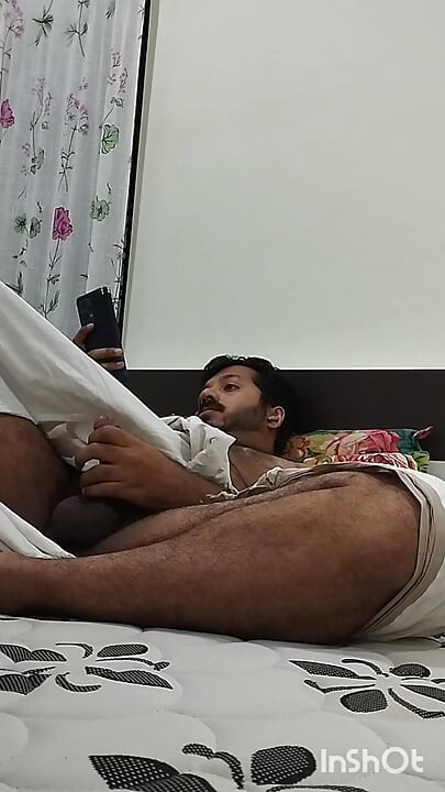 マルの男がオナニーしている