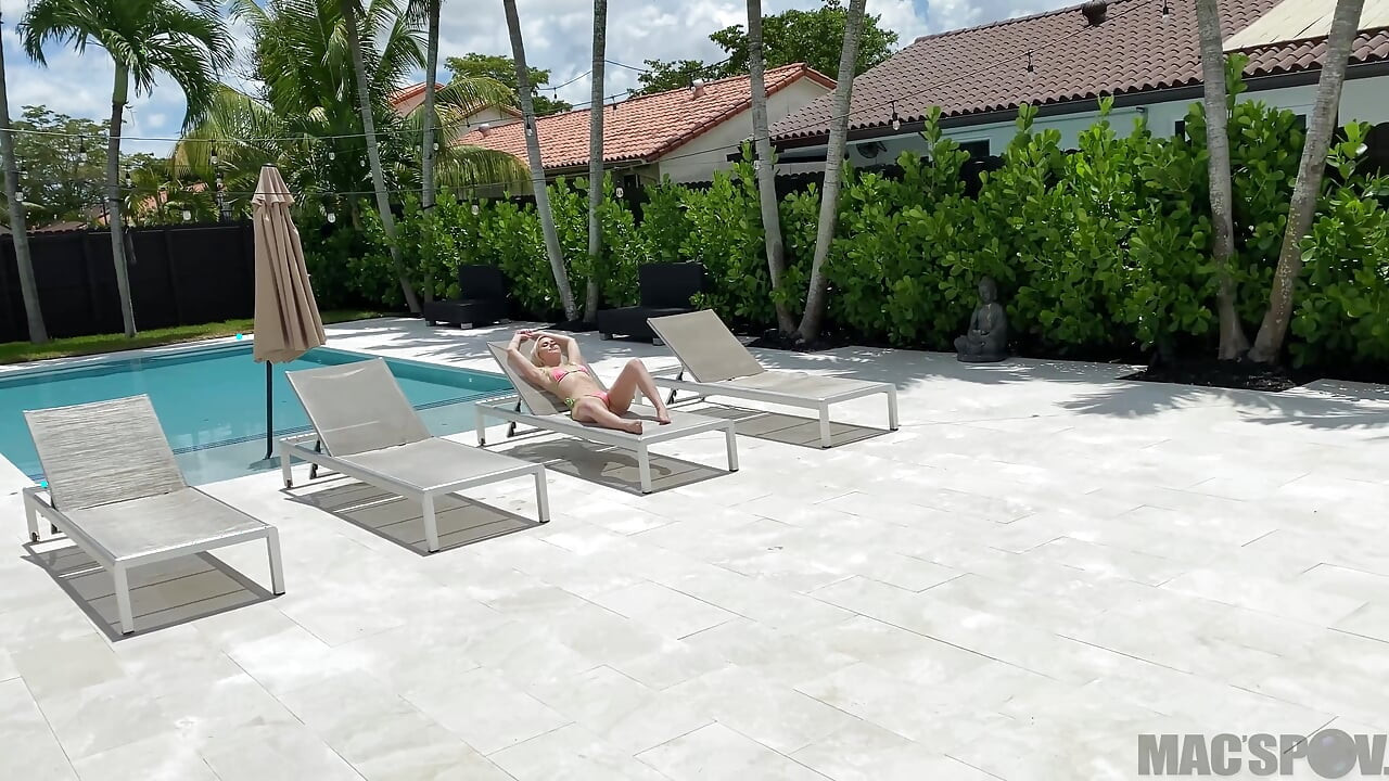 Tetangga mungil rambut pirang aria banks datang untuk sama tetangganya sendiri