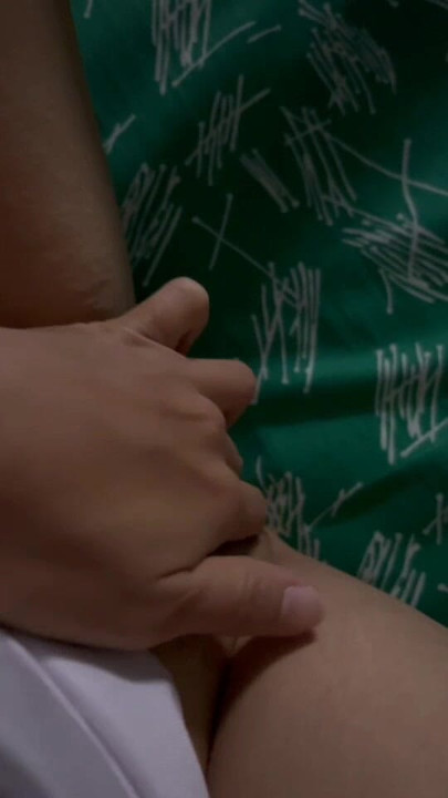 Azijska devojka Tiziana pokazuje pičku i trlja klitoris