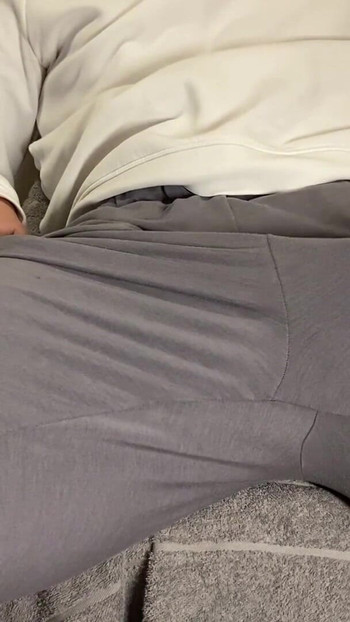 「パンツで巨大ハンズフリー中出し」からのスリル満点の瞬間