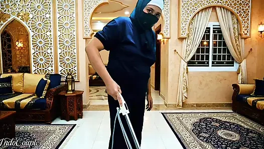 Ein schöner muslimischer Hijab-Boss will, dass ich in Saudi-Arabien den winzigen Schwanz einer Haushälterin ficke