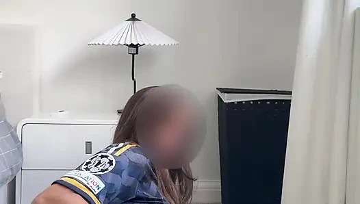 Миниатюрная фанатка Real Madrid трахает ее задницу для тебя