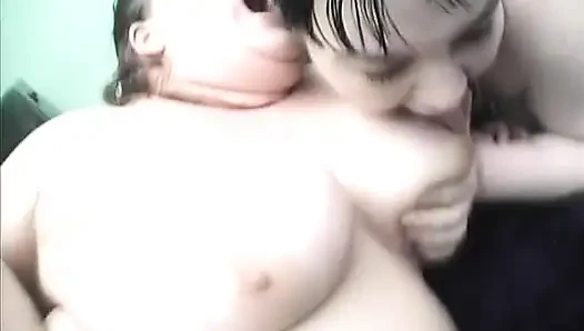 Две толстые сучки делят член