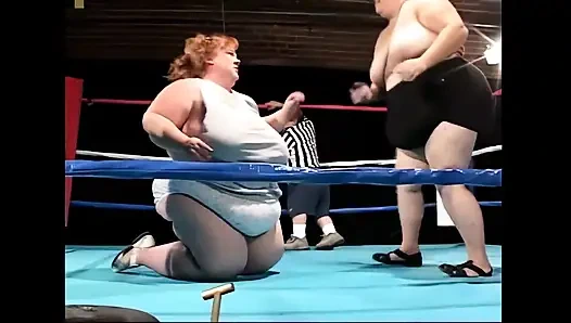 Verrücktes Ringen zwischen dicken Typen