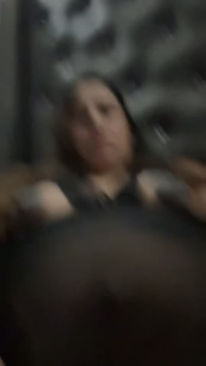 Evli kadının eve gitmeden önce sikişmesi gerekiyor