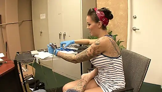 Татуированная крошка ублажает большой член мужика