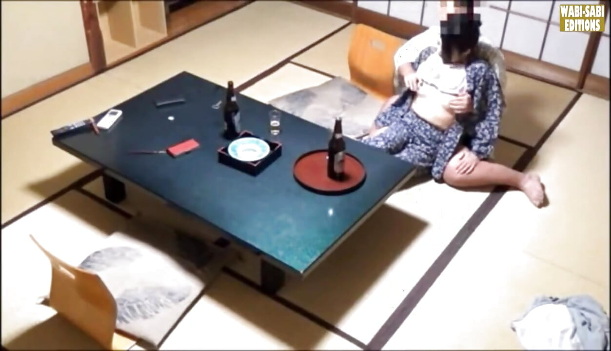 Po hodině Svádění obsluhy horkého vřídla zachyceného v soukromém pokoji - scéna.1